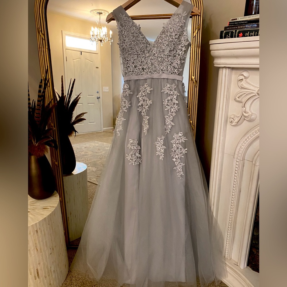 🚫SOLD🚫 Gray Tulle & Appliqué Gown Dress